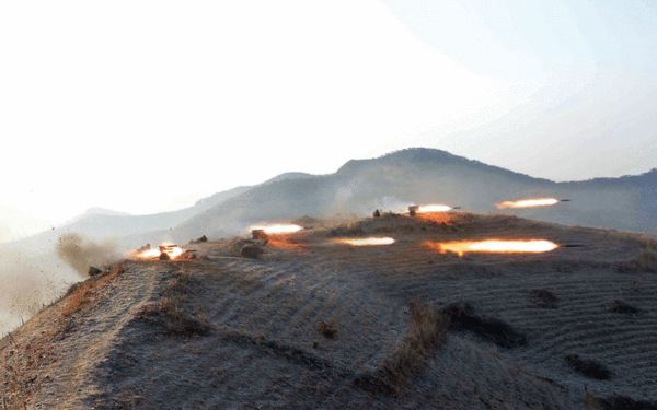 朝鲜军队大演习画面曝光 山顶山火箭炮